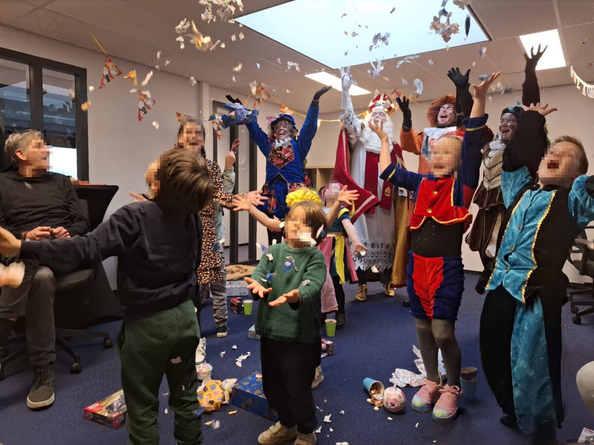 Sinterklaas met blije kinderen